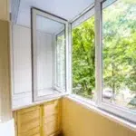 Offene Fenster für frische Luft in der Wohnung