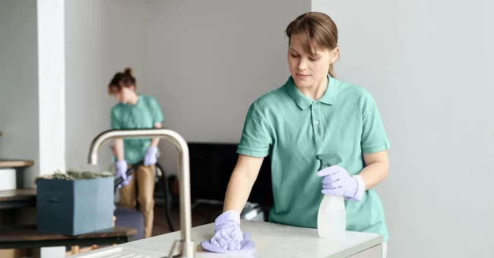 Eine Wohnung wird von zwei Reinigungskräften grundgereinigt