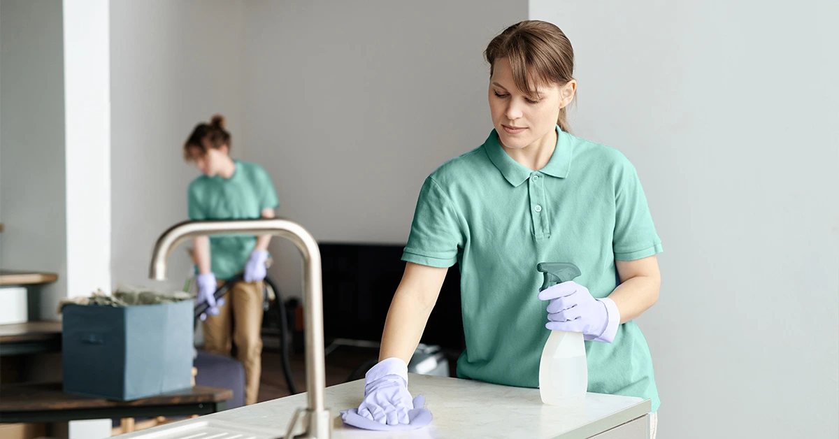 Eine Wohnung wird von zwei Reinigungskräften grundgereinigt