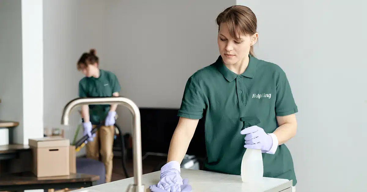 Professionelle Grundreinigung eines Wohnzimmers mit modernen Reinigungsgeräten und gründlicher Pflege
