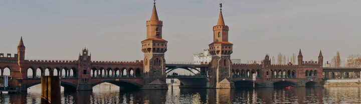 Oberbaumbrück von Wasser betrachtet