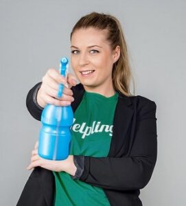 Roxanna Pelka Von Helpling. Mit Sprühflasche.