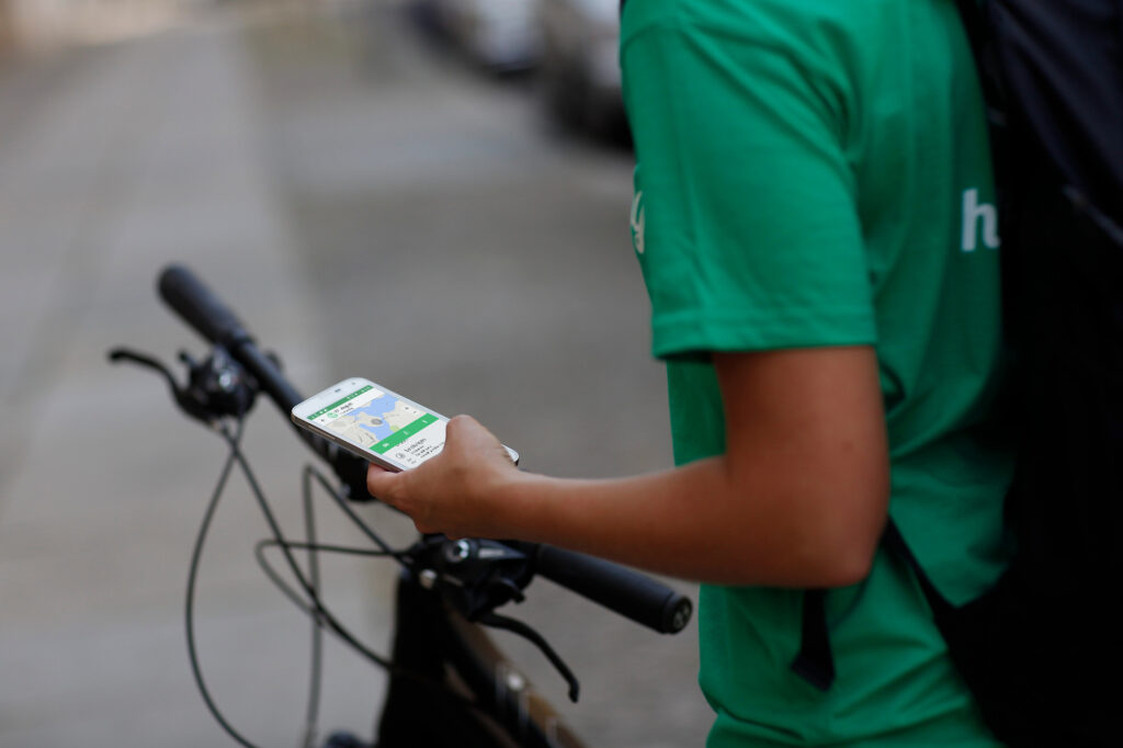 Reinigungskraft Mit Fahrrad Und Smartphone