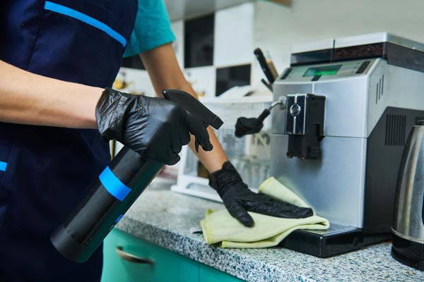 Professionelle Reinigung Einer Kaffeemaschine In Der Küche