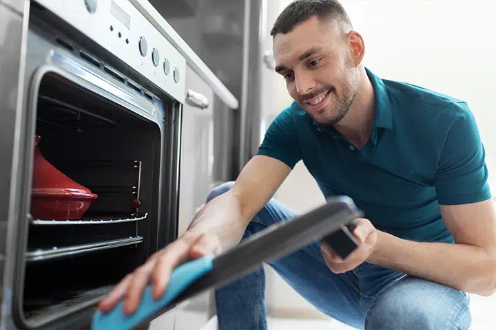Mann Reinigt Backofen