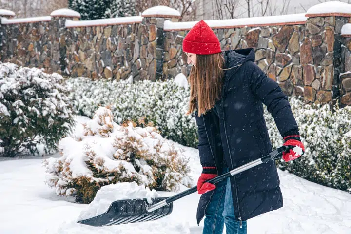 Frau Schippt Schnee Mit Schaufel