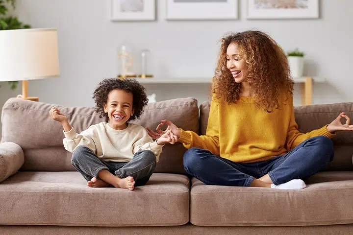 Frau Und Kind Auf Couch