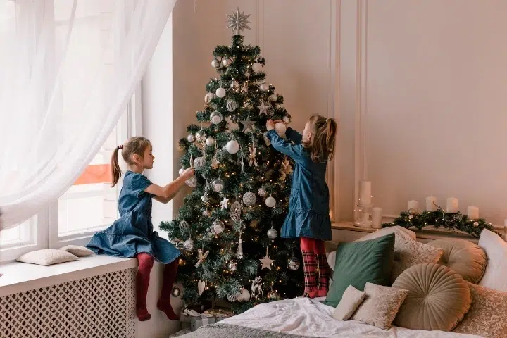 Zwei Maedchen Schmuecken Christbaum