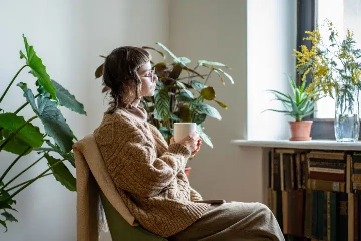 Frau Mit Kaffeetasse An Fenster