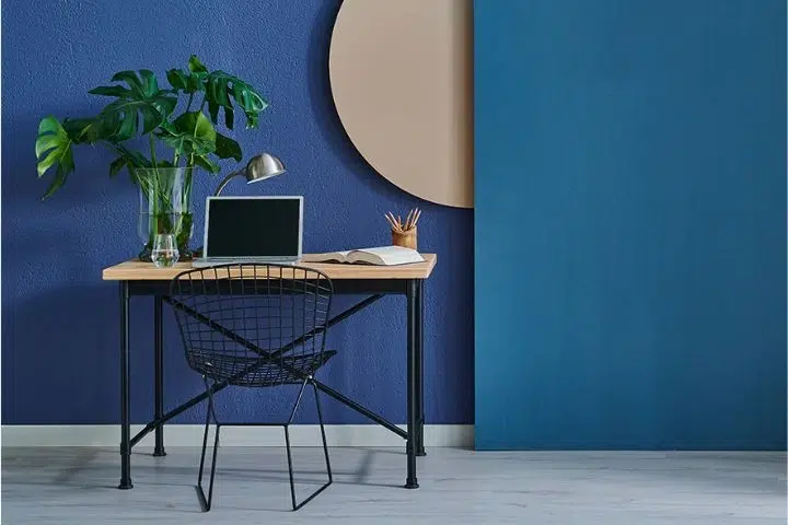 Schreibtisch Mit Stuhl Vor Blauer Wand