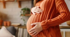 Schwangere Frau Im Wohnzimmer