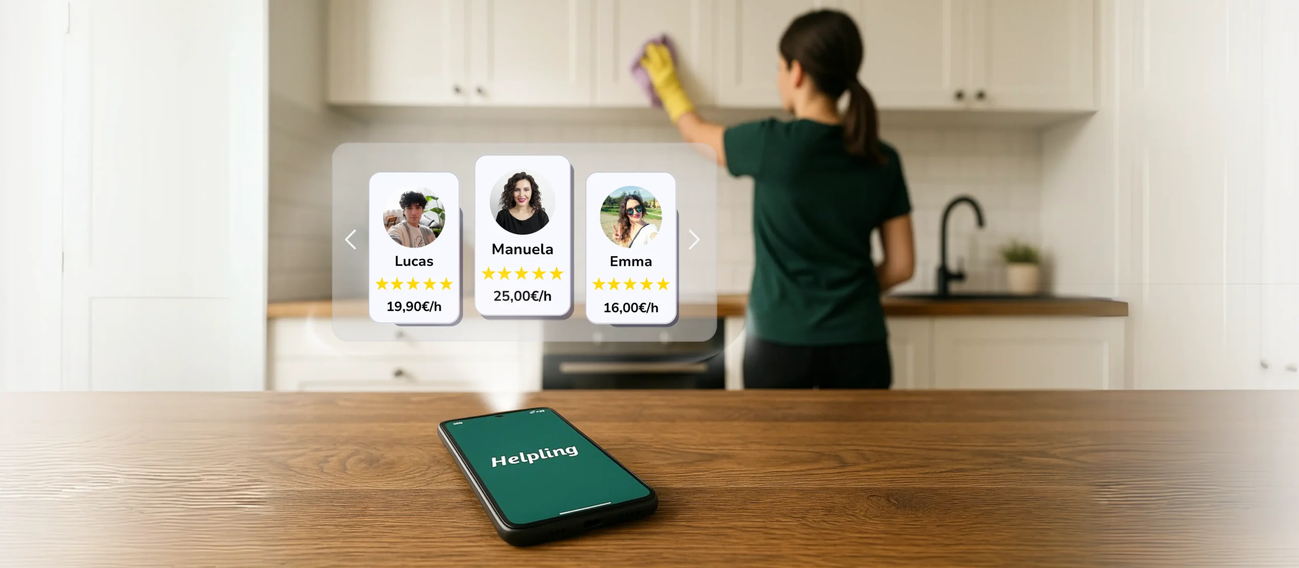 Eine Frau Reinigt Eine Moderne Küche. Auf Dem Tresen Zeigt Ein Smartphone Hilfe An. Schwebende Bewertungskarten Mit Namen, Bewertungen Und Stundensätzen Zeigen Mögliche Dienstleister An: Lucas, Manuela Und Emma.