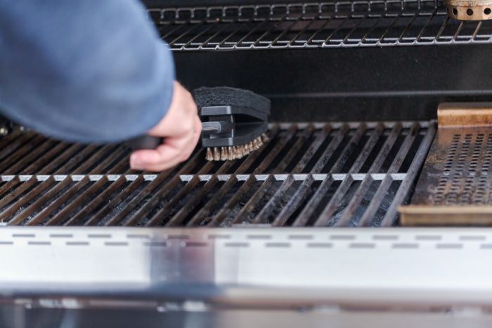 Cleaning Outdoor Gas Grill Before Grilling 3