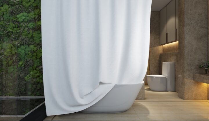 Modernes Badezimmer mit Duschvorhang und Toilette, stilvoll und funktional eingerichtet.