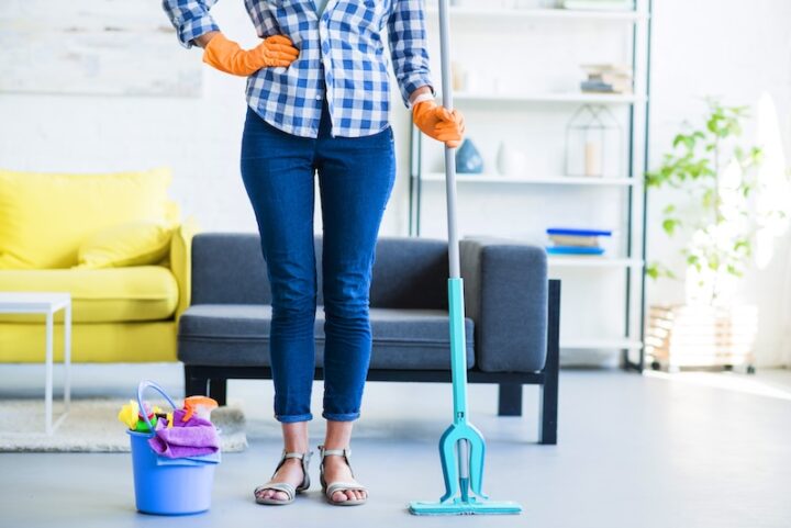 Eine Frau Steht Vor Einem Reinigungsprodukt Und Betrachtet Es Aufmerksam.