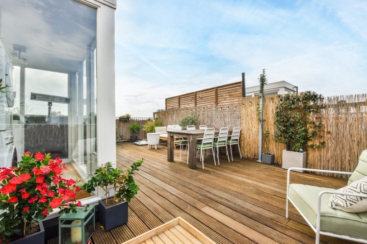 terrace-with-table-chairs-it