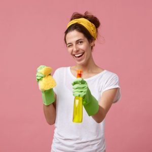 Frau Mit Schwamm Und Reinigungsmittel, Lächelnd, Rosa Hintergrund, Reinigungskraft.